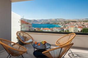 Luxury Apartment Dreams in Okrug with swimming pool, sea view, Wifi, parking