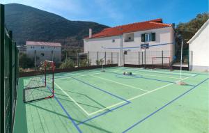 10 Bedroom Beautiful Home In Kucice 