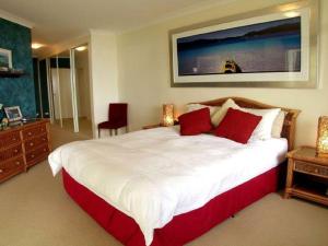 Magnus Pines, 2,52-56 Magnus Street - Apartment with stunning views, linen and bed making, Wi-Fi and Air con