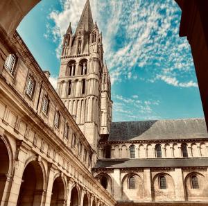 Belle Appartement lumineux avec balcon plein centre .