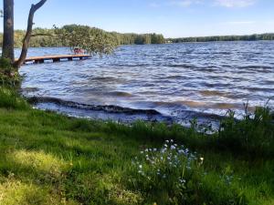 Czarna Jachta - Na szlaku legend - - - - - Pokoje nad jeziorem