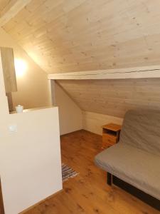 Czarna Jachta - Na szlaku legend - - - - - Pokoje nad jeziorem