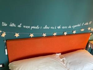 Spaziosa camera con letto alla francese e balcone a 500 mt dal mare