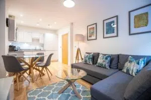 Urban Living's - The King Edward I Luxury Apartment in the Heart of Windsor - 埃格姆