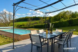 Maisons de vacances Alexyo - 10 persons Villa with pool close to Aubeterre : photos des chambres