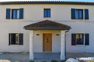 Maisons de vacances Alexyo - 10 persons Villa with pool close to Aubeterre : photos des chambres