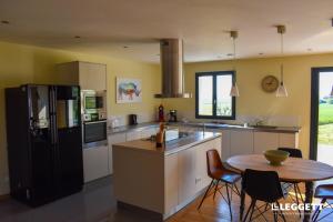 Maisons de vacances Alexyo - 10 persons Villa with pool close to Aubeterre : photos des chambres