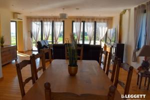 Maisons de vacances Alexyo - 10 persons Villa with pool close to Aubeterre : photos des chambres