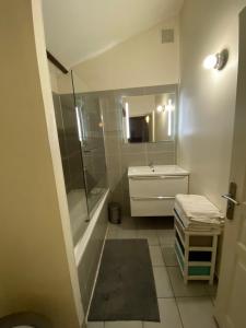 Appartements Paris Eiffel Tower et Disney apartments, parkings gratuits et securises, 10 minutes metro to Paris : photos des chambres