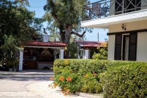 Zervos Apartments Bouka