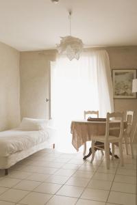 Hotels Hotel la Fete en Provence : Studio Triple Standard