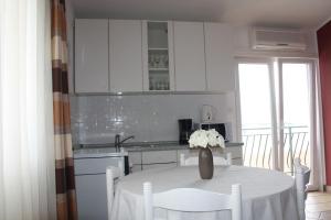 Apartment in Trogir with sea view balcony air conditioning WiFi 42011