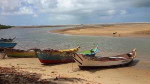 CHALE PERTO DA PRAIA COM DUAS SUITES E VARANDAO