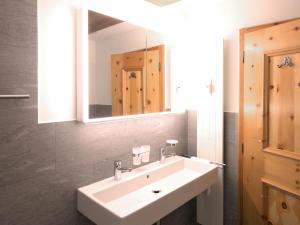 Apartment Chesa La Sajetta 12 by Interhome