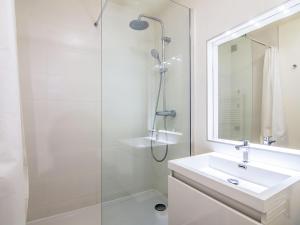 Apartment Les Marinas-3 by Interhome