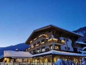 Hôtel-Chalet Les Ecureuils Restaurant, Sauna & Spa Garage (Hôtel-Chalet Les Ecureuils Restaurant, Spa, Sauna, Garage)