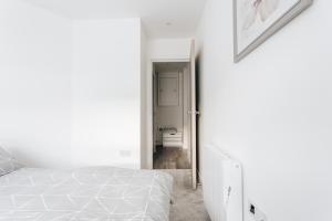 Central 2 double bedroom flat with parking