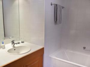 Apartment Romarin 220 by Interhome