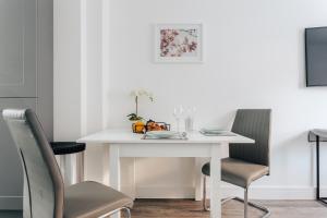 Central 2 double bedroom flat with parking