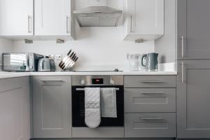 Central 2 double bedroom flat with parking