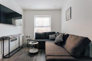 Central 2 double bedroom flat with parking