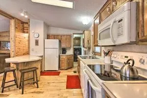 Cozy Crosby Cabin Near Serpent Lake and Main St - Garrison