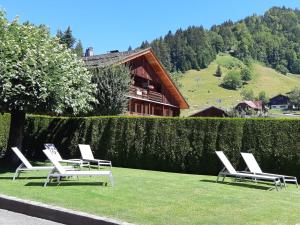 Hotels Hotel-Chalet Les Ecureuils Jardin, Piscine, Sauna : photos des chambres