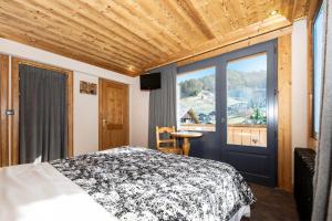 Hotels Hotel-Chalet Les Ecureuils Jardin, Piscine, Sauna : photos des chambres