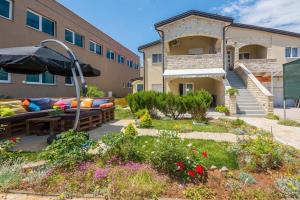 Apartments with parking space Vir - 18518