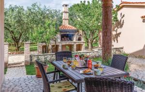 Stunning Apartment In Liznjan With Wifi