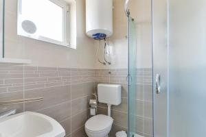 Apartments with parking space Vir - 18592