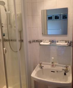 King or Twin Room with Shower room in The Old Station House