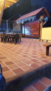 hermosa cabaña villa majo, cuenta con el espectacular rio santo domingo