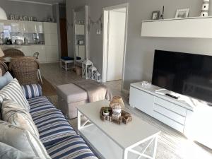 Biały apartament z tarasem w Playa Baltis