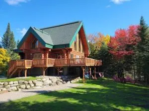 TREMBLANT Accès LAC et rivière SPA BILLARD FOYER Jaccuzi fireplace pool table lake and river access - Sainte-Lucie-de-Doncaster