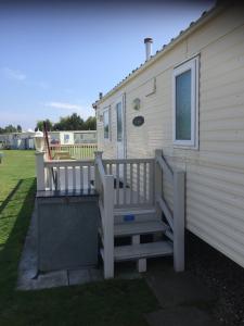 L25 L&g caravan hire 6 berth millfields family only and lead person must be over 30 MAX 4 ADULTS