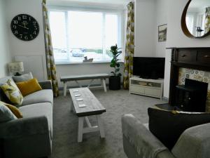 Harbour View on the river by Gorlestons award winning beach - Pet free!