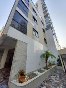 Lindo apartamento 50 metros da praia do morro, três quartos e duas vagas de garagem