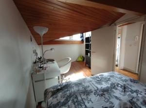 Maisons de vacances Agreable maison de ville climatisee avec billard, babyfoot, PS4, terrasse privee : photos des chambres