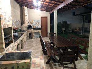 Casa com piscina, ar condicionado, campo de futebol e área gourmet a um quarteirão da lagoa de Praia Seca