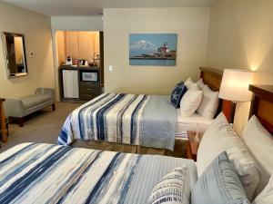Queen Room with Two Queen Beds room in Discovery Inn