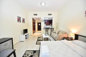 Luxury Escapes - Budget Studio with Garden Views near Metro - MED64 DG