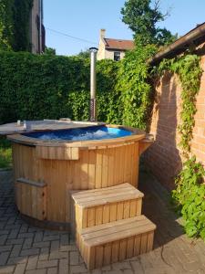 Apartment with a terrace and a hot tub