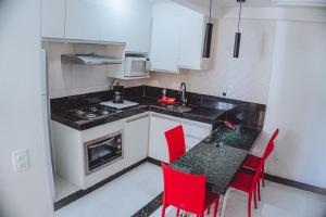 Apartamento reformado na melhor localização a 100 metros da praia,comodidade inclui ,garagem,internet,elevadores duas cadeiras de praia ,cooler,roupas de cama e banho