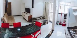 Apartamento reformado na melhor localização a 100 metros da praia,comodidade inclui ,garagem,internet,elevadores duas cadeiras de praia ,cooler,roupas de cama e banho