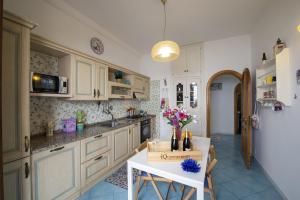 House in the center at 250mt from the beach with a private parking