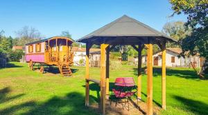 Maisons de vacances Propriete d'une chambre avec piscine partagee jardin clos et wifi a Bussac Foret : photos des chambres