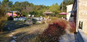 Maisons de vacances Propriete d'une chambre avec piscine partagee jardin clos et wifi a Bussac Foret : photos des chambres