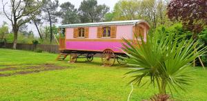 Maisons de vacances Propriete d'une chambre avec piscine partagee jardin clos et wifi a Bussac Foret : photos des chambres