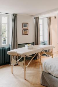 B&B / Chambres d'hotes Le Chateau Real : Chambre Double - Vue sur Piscine